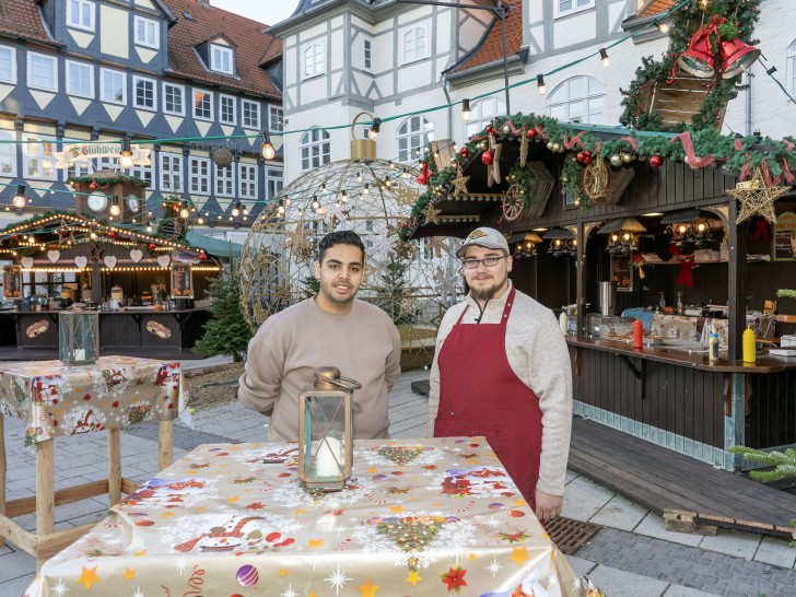 Rony SaryAldeen und Jan-Niclas Hoppe sind mit dem Standort vor dem Bankhaus Seeliger zufrieden.