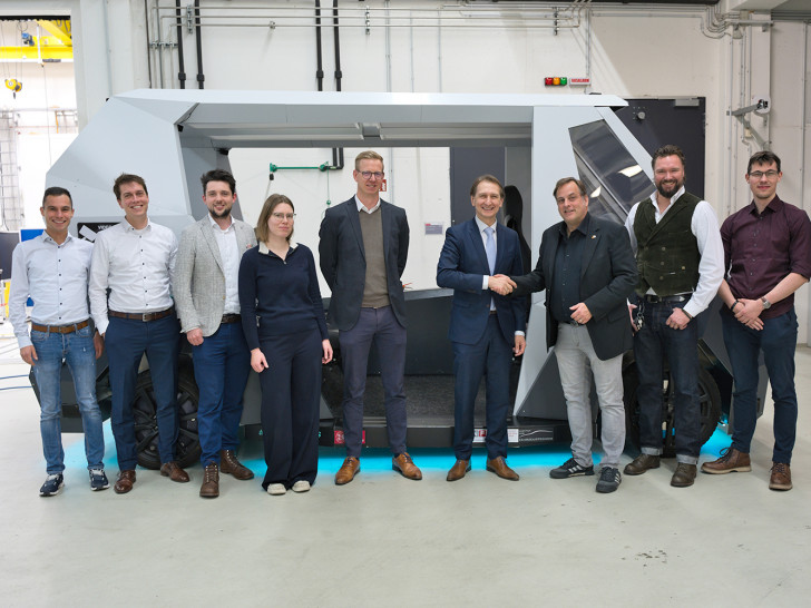 Der KBA-Präsident besuchte am 3. Dezember 2025 das NFF in Braunschweig (v.l.n.r): Niklas Heise, Jannes Iatropoulos, Philip Wallis, Emma Strenge, Thies Weinand, KBA-Präsident Richard Damm, Prof. Roman Henze, Dr.-Ing. Maximilian Flormann, Henrik Münchhausen.