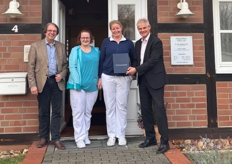Stadtrat Dr. Dirk Härdrich, Christin Runge, Dr. Stephanie Koch und Oberbürgermeister Frank Klingebiel (v. li.).