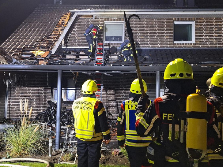 Feuerwehr bei Nachlöscharbeiten (Archiv)