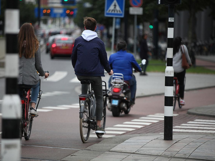 Fahrradfahrer und Rollerfahrer (Archiv)