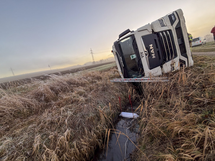 Der LKW war genau in den Graben gefallen.