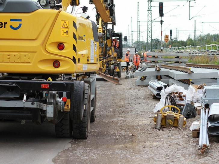 Bauarbeiten an der Bahnstrecke Halle (Saale) - Leipzig bei Kanena (Archiv)