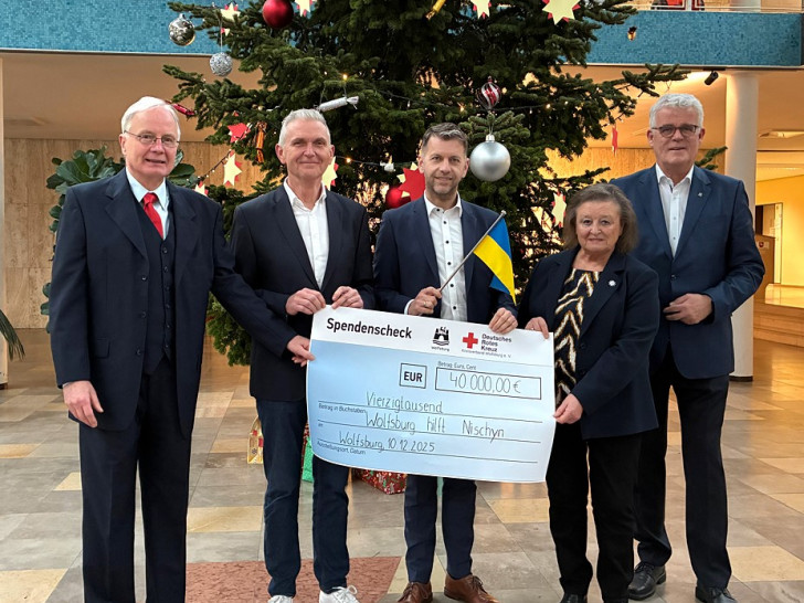 Oberbürgermeister Dennis Weilmann (Mitte) mit (von links) Dr. Jörg Lamberg (DRK-Präsident), Thorsten Rückert (DRK-Vorstand), Ludmilla Neuwirth und Ralf Krüger (Ratsvorsitzender) bei der Scheckübergabe.
