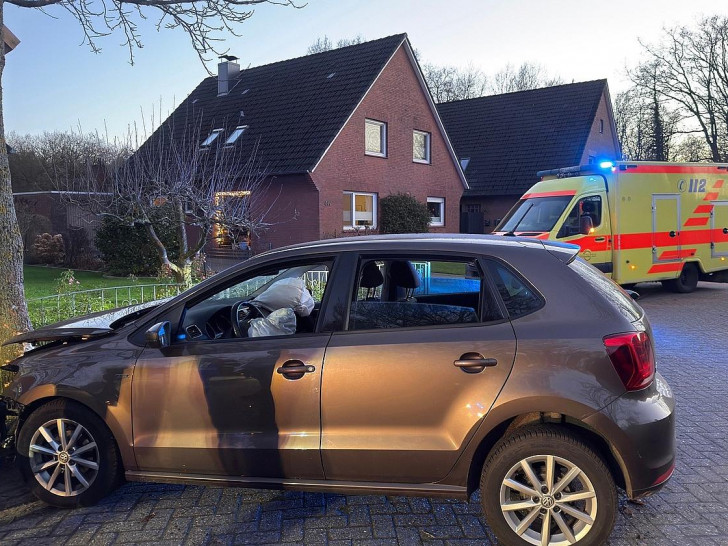 In Wohngebiet mit Baum kollidiert (Archiv)