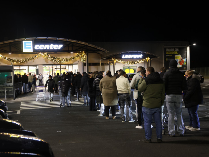 Vor dem E-Center hatte sich eine lange Schlange gebildet.