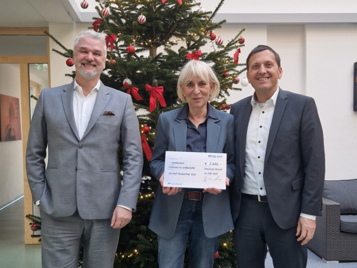 Mike Back, Christiane Redecke (Vorsitzende des Stiftungsrats) und Karsten Tennert.