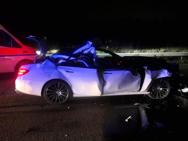 Beifahrerseite des stark beschädigten Mercedes (Archiv)