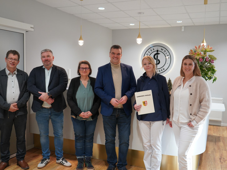 Steffen Pallinger, Erster Kreisrat Frank Dreßler, Nadine Wolff, Landrat Dr. Alexander Saipa, Christina Meyer und Dr. Pia Kocea bei der Übergabe des Fördermittelbescheides in der hausärztlichen Gemeinschaftspraxis in Seesen (v. li.). 