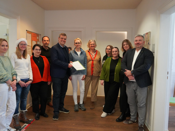 Das Team der Praxis von Frau Dr. Christiane Rose freut sich über den Besuch vom Landkreis. Landrat Dr. Alexander Saipa hatte einen Förderbescheid über 50.000 Euro dabei.