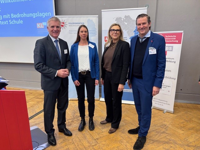 Thomas Ring (Polizeipräsident PD BS), Lisa Rackow (PD BS), Bettina Rohse (RLSB BS) und Torsten Glaser (Behördenleiter RLSB BS) (v. li.).