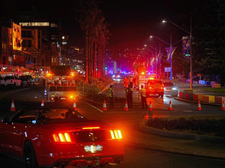 Einsatzkräfte am Bondi Beach in Sydney am Tatort eines terroristischen Angriffes mit zahlreichen Todesopfern am 14.12.2025