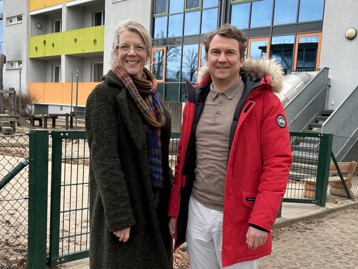 Fundraiserin Tanja Loebert (skbs) und Sebastian Hübner (New Yorker Stiftung. Friedrich Knapp) vor den neuen Elternappartements, die ab März 2026 genutzt werden können.