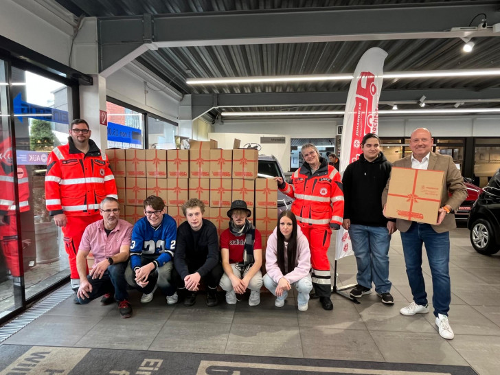 Zahlreiche Pakete wurden für den Johanniter-Weihnachtstrucker gepackt.