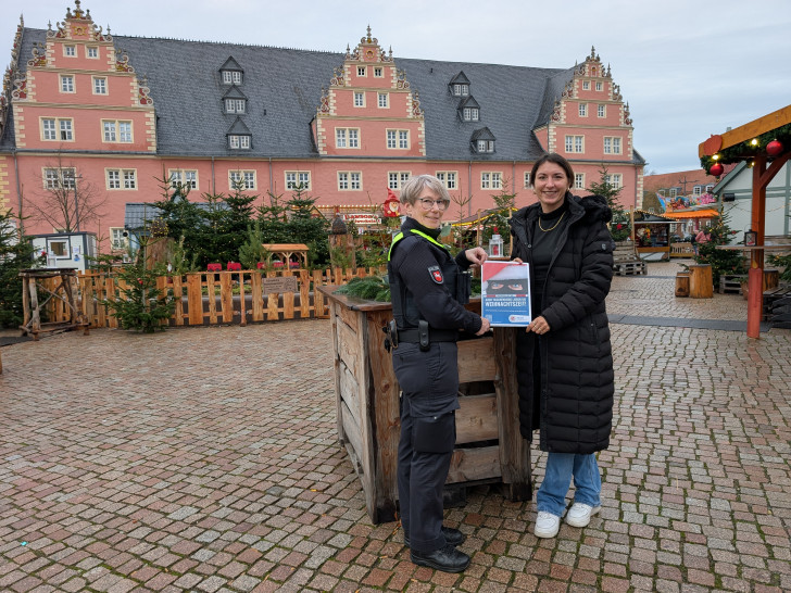 Claudia Fricke und Anna Wohlert-Boortz mit dem Plakat der Polizei.