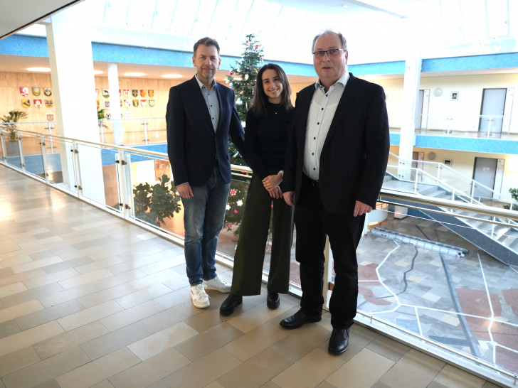 Oberbürgermeister Dennis Weilmann (links) würdigt das langjährige Engagement Kriegers und begrüßt Balistreri als zukünftige Verantwortliche für das Ehrenamt in Wolfsburg.