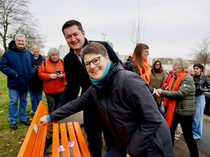  An allen Bänken wurde der Hinweis angebracht, wo Frauen telefonisch und mehrsprachig Hilfe finden können.