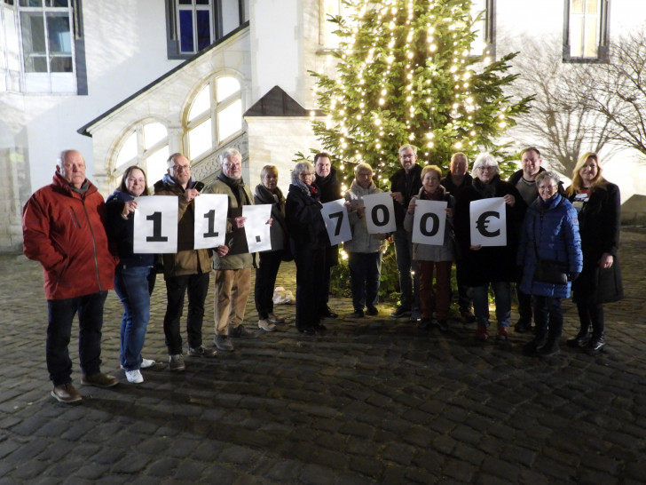 Philipp Raulfs, Landrat des Landkreises Gifhorn, hat zusammen mit dem Organisationsteam des "Schlossmarkts zum Advent" eine Spende in Höhe von 11.700 Euro an Nina Siebert, Vorsitzende des Gifhorner Vereins "Helfen vor Ort", übergeben.