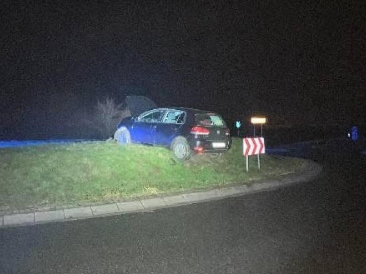 Rentner fährt frontal in Kreisel (Archiv)