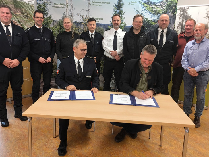 Bei der Unterzeichnung der Sicherheitspartnerschaft in der Nationalparkverwaltung in Wernigerode: (vorn v.l.) Rodger Kerst Leiter der Polizeiinspektion Goslar (PI) und Nationalparkleiter Dr. Roland Pietsch, (hintere Reihe, v.l.) Marcel Huth (PI), Steffen Jach (PI), Dr. Viktoria Röntgen (NLP), Christian Simson (PI), Christian Schuhmacher (PI), Thomas Schwerdt (NLP), Martin Schulze (PI), Dr. Tim Mann (NLP), Karsten Torkler (NLP).