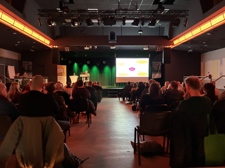 Dr. Franziska Schroeter präsentierte die wichtigsten Ergebnisse der aktuellen Mitte-Studie der Friedrich-Ebert-Stiftung.