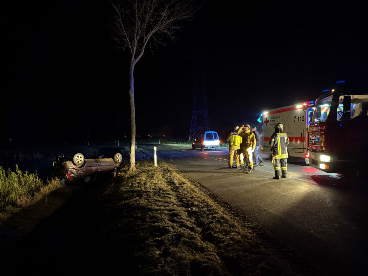Das Auto war auf dem Dach zum Liegen gekommen.