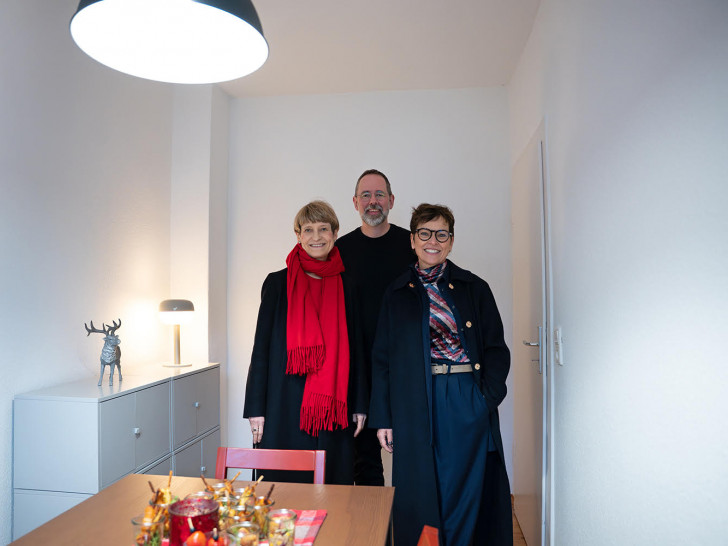 TU-Präsidentin Prof. Dr. Angela Ittel, Geschäftsführer des Studierendenwerks OstNiedersachsen und BBG-Vorstandsmitglied Karin Stemmer in einer der möblierten Wohnungen für Gäste der TU Braunschweig.