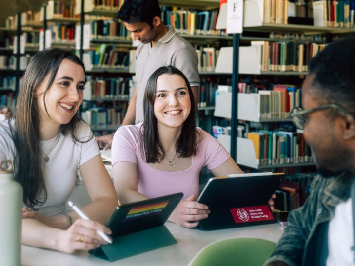 Studierende der TU Braunschweig in der Universitätsbibliothek.