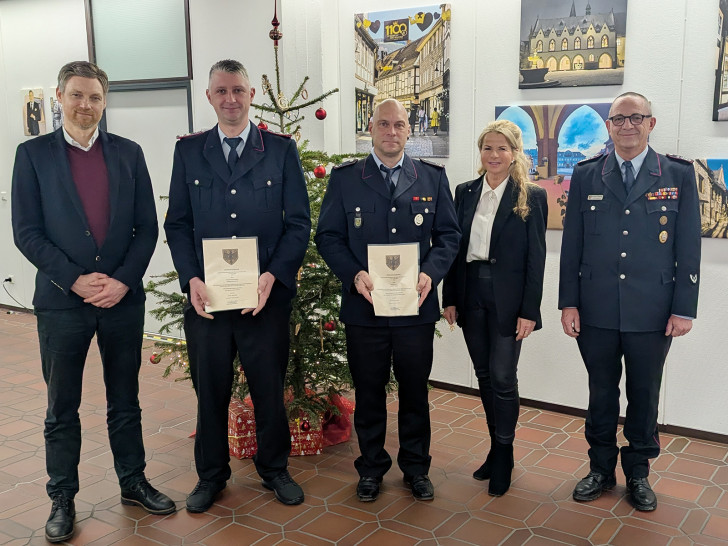 Die Urkunden halten sie stolz in den Händen: Die neuen Stellvertretenden Ortsbrandmeister Sebastian Kaczmarek (2.v. li.) und Sebastian Kleina (Mitte) kurz nach der Übergabe der Urkunden in der Stadtverwaltung durch Oberbürgermeisterin Urte Schwerdtner (2. v. re.). Außerdem mit vor Ort: Stadtbrandmeister Christian Hellmeier (re.) und der Fachbereichsleiter Bürgerservice der Stadt Goslar, Sven Busse (li.).