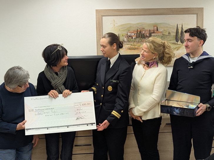 Frau Oberleutnant zur See Sophie Speldrich (3. v. li.) konnte in Anwesenheit von Oberbürgermeisterin Urte Schwerdtner (2. v. re.) 5.600 Euro an Edeltraut Breeger und Kirsten Neveling (v. li.) für die Goslarer Tafel übergeben.