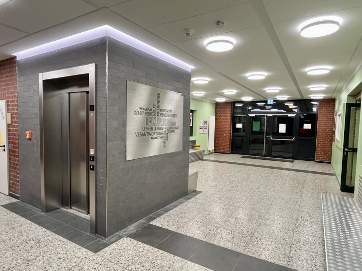 Der neue Aufzug in der Burgschule.