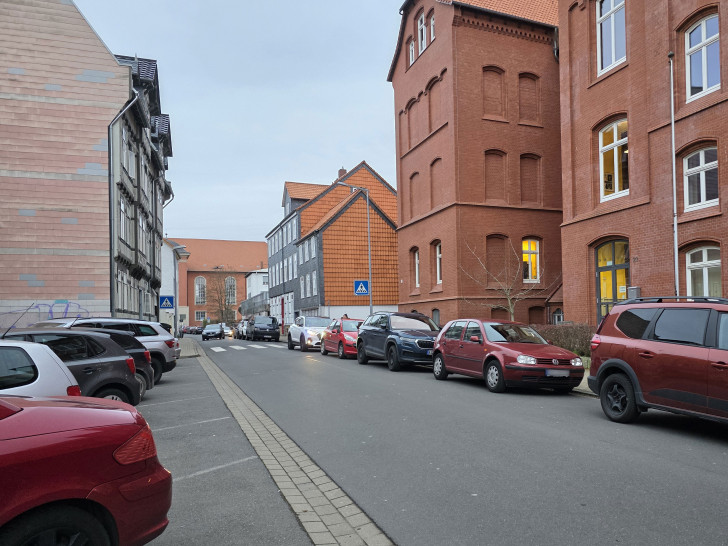 Elterntaxis vor einer  Grundschule.