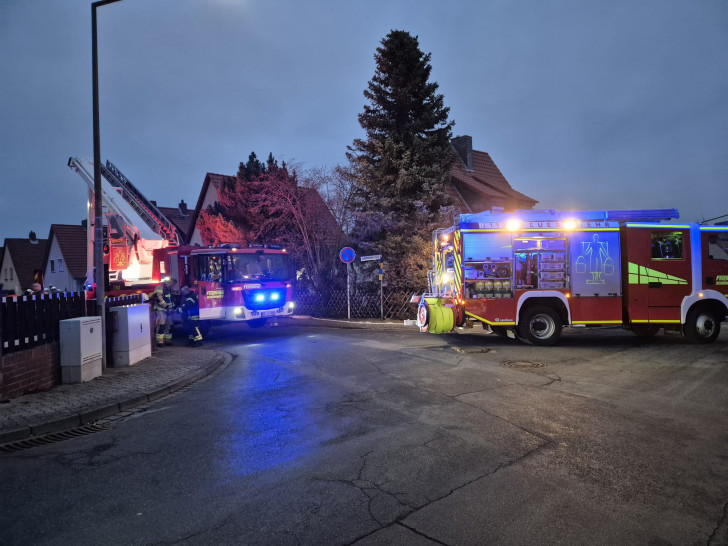 Die Feuerwehren waren zu einem mutmaßlichen Schornsteinbrand alarmiert worden.