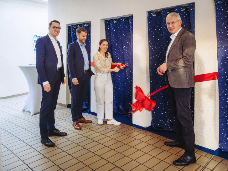 WOBCOM-Geschäftsführer Dalibor Dreznjak, Oberbürgermeister Dennis Weilmann, Eileen Pollex, Geschäftsführerin Planetarium und Kai-Uwe Hirschheide, Kulturdezernent (v. li.).