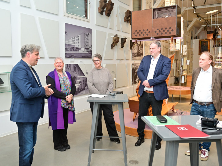 Stadtrat Thorsten Drahn, Dr. Sandra Donner, Annette Junicke-Frommert, Markus Gröchtemeier und Marc Grellert stellten die virtuelle Rekonstruktion der Synagoge Wolfenbüttel vor.jpg