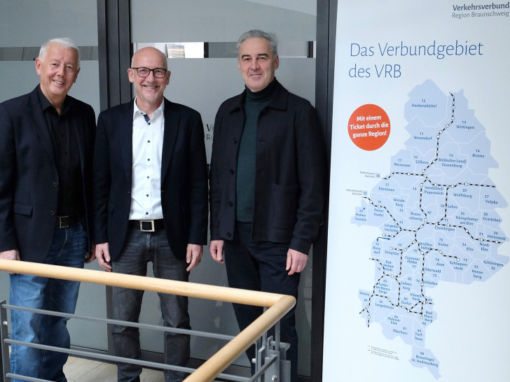 Die bisherigen Geschäftsführer Jörg Reincke (links) und Ralf Sygusch (rechts) mit dem Neuen Stefan Bartels.