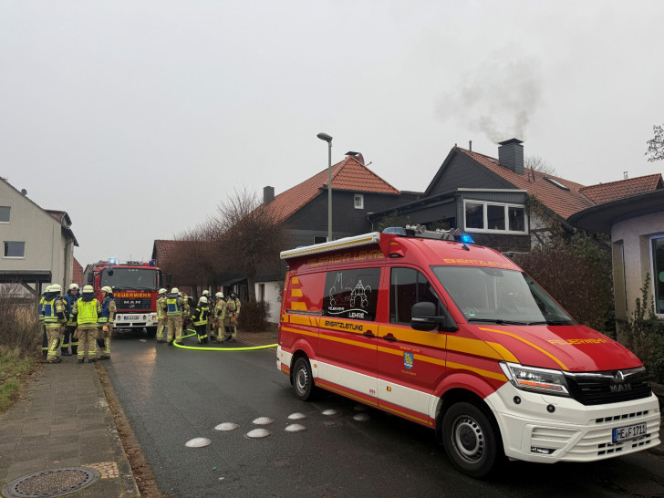 Am Freitagmorgen drang dichter Rauch aus dem Schornstein eines Hauses in Lehre.