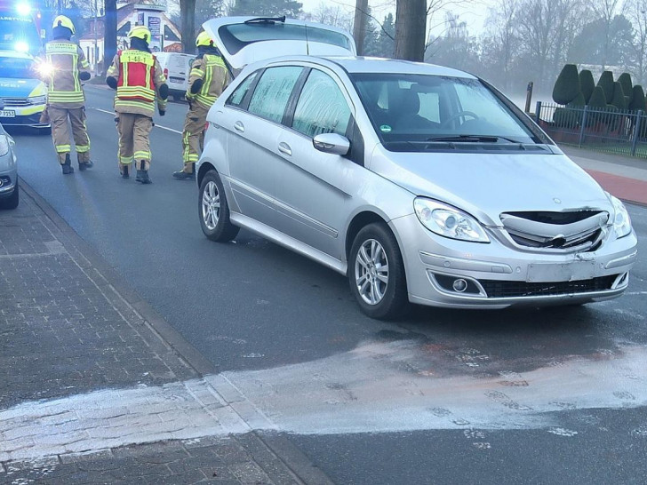 Beim Aufprall ausgetretene Betriebsstoffe des Mercedes (Archiv)