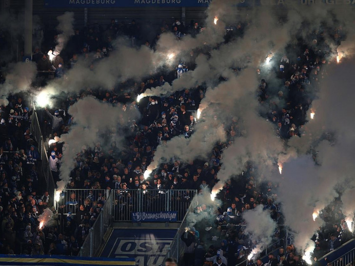 Fans mit Pyrotechnik am 29.11.2025