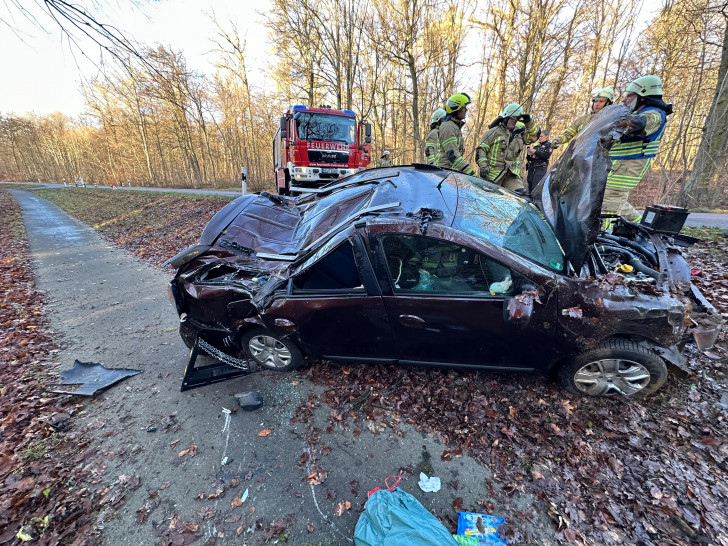 Das Auto kam auf der Seite zum Liegen.