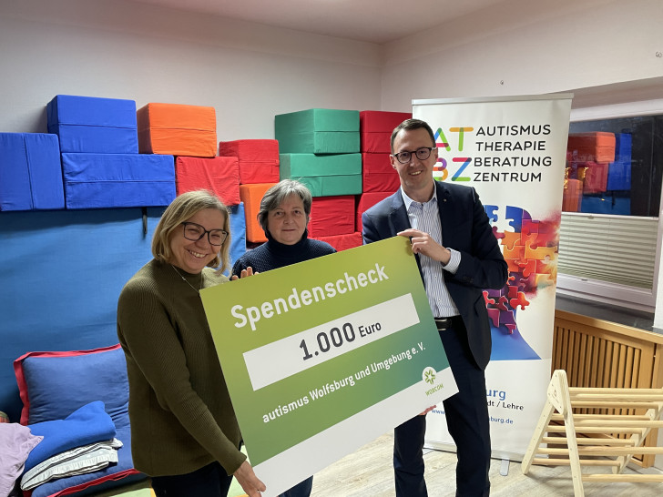 von links: Steffi Hamann und Ute Rosslau-Lambrecht vom Autismus Therapie- und Beratungszentrum und Dalibor Dreznjak, WOBCOM-Geschäftsführer.