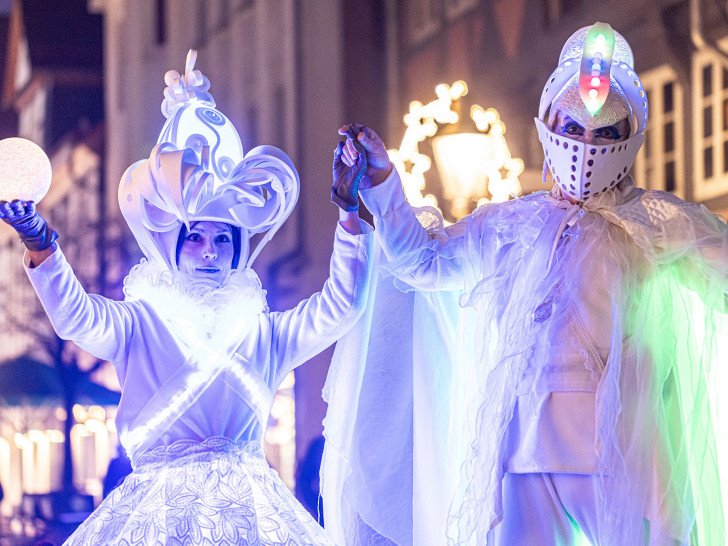 Als besondere Aktion des Lebendigen Adventskalenders erhellen faszinierende Leuchtfiguren die Weihnachtsstadt Peine am Sonntag, 7. Dezember. 