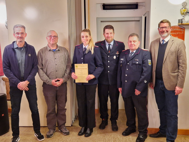 Laura Ehlert wurde in der jüngsten Sitzung des Rates der Samtgemeinde Sickte zur stellvertretenden Ortsbrandmeisterin der Freiwilligen Feuerwehr Mönchevahlberg / Weferlingen ernannt. Zu den Gratulanten gehörten (von links nach rechts): Ole Jahnke (Bürgermeister der Gemeinde Dettum), Carsten Marowsky-Brée (Vorsitzender des Feuer- und Katastrophenschutzausschusses), Joachim Rentzsch (Ortsbrandmeister der Freiwilligen Feuerwehr Mönchevahlberg / Weferlingen), Detlef Hoyer (Gemeindebrandmeister der Samtgemeinde Sickte) und Marco Kelb (Samtgemeindebürgermeister der Samtgemeinde Sickte).