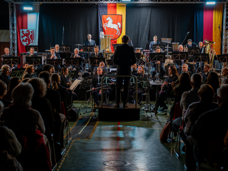 Unter dem Motto "Mit Musik helfen" fand am 28. November 2025 das traditionelle Benefizkonzert des Polizeiorchesters Niedersachsen in der Mehrzweckhalle in der Friedrich-Voigtländer-Straße 41 statt.