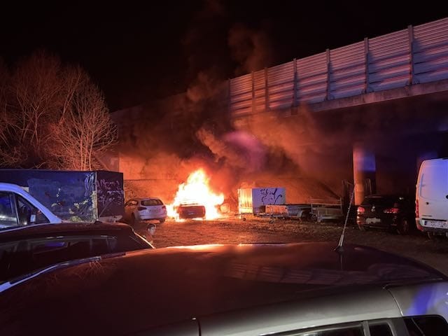 An der Autobahnbrücke am Madamenweg brannte ein Auto.