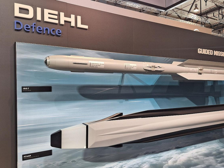 Lenkflugkörper Iris-T und FCAAM von Diehl (Archiv)
