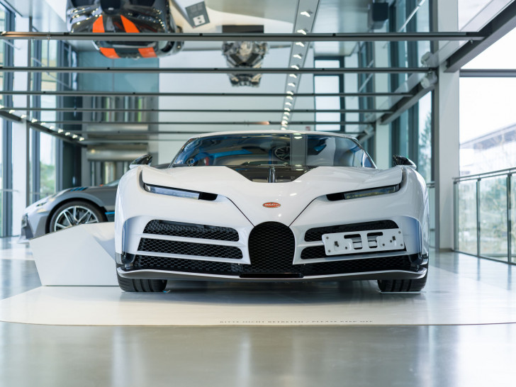 Auf fünf Themeninseln werden ab sofort Exponate der Marke Bugatti gezeigt – mit teils offensichtlichen, teils überraschenden Gemeinsamkeiten.