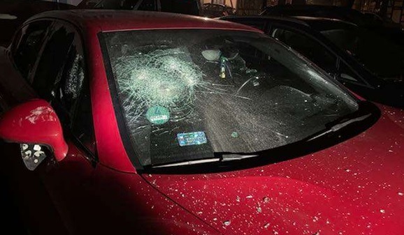 An einem Porsche wurden sämtliche Scheiben eingeschlagen.