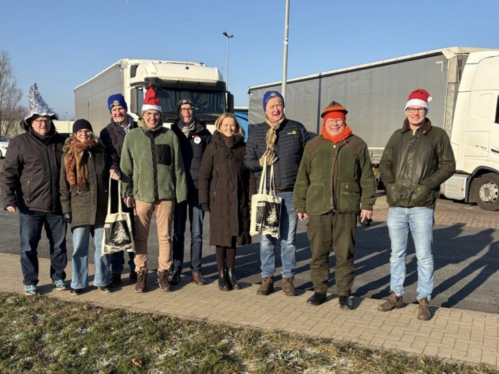 Das Team der Trucker-Weihnachten bei der Verteilaktion (v.l.n.r.): E. Grunwald, B. Böckmann, M. Koch, A. Kettenring, U. Iders, H. Böckmann, T. Böckmann, J. Rollwagen, I. Böckmann.