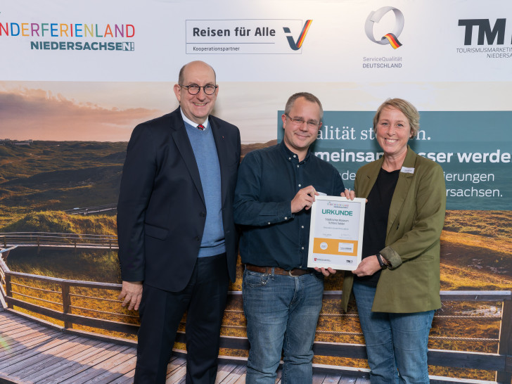 Freuen sich mit Staatssekretär Matthias Wunderling-Weilbier (links) über die Auszeichnung: Museumsleiter Arne Homann (Mitte) und Museumspädagogin Antje Ahrens (rechts).